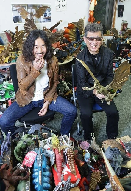 趣味の怪獣フィギュアに埋め尽くされた五箇先生の研究室で撮影させてもらった