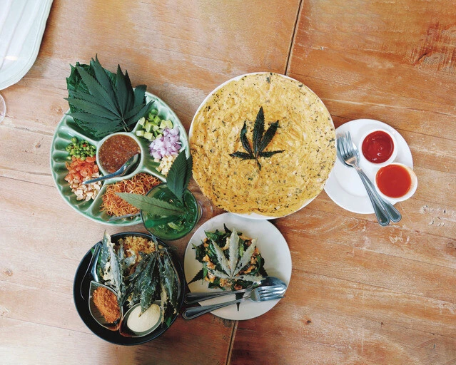 バンコク郊外にあるレストランで提供している大麻料理。みじん切りにした大麻と卵を混ぜた通称「元気オムレツ」（約720円、右上）、揚げた大麻の葉に粉末状にした大麻をパラッとかけて食べる「大麻てんぷら」（約1200円、左下）など。これらの料理をよく食べるという現地の人に話を聞くと「ニオイ、味ともに意外とクセがなく、誰でもおいしく食べられますよ」とのこと