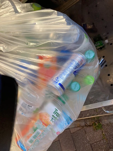 ペットボトルに交じってエナジードリンクの缶が捨てられていることは、清掃員にとって「あるある」です