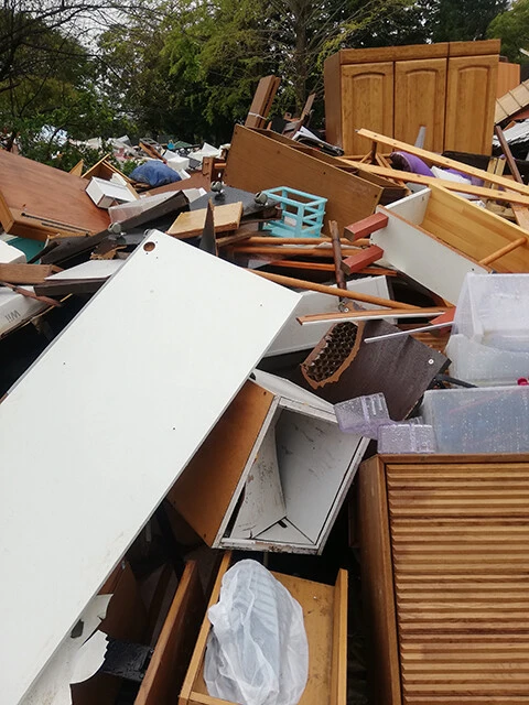 2019年、多摩川の水害で出た災害ゴミ。生臭いニオイがしていました