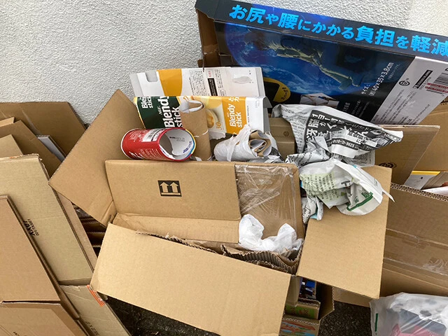 古紙なら何でもいいだろうとぐちゃぐちゃに出すと、まるでゴミ箱みたいになってます。新聞、雑誌、雑紙、段ボールなどに分別しましょう