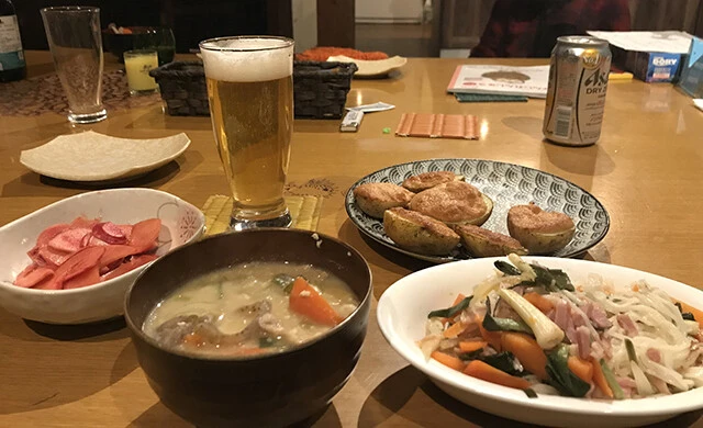 取材先でごちそうになった、とれたての馬鈴薯を使った島料理は絶品だった。記者はビール党だが、伊仙町の人たちは島の名物・黒糖焼酎を好む