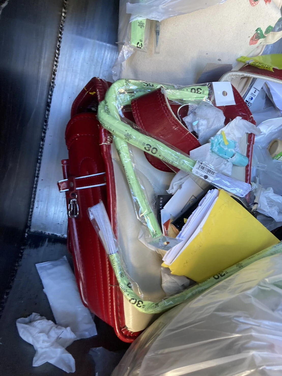 当たり前のように捨てられているランドセル。いらなくなったら寄付ができるので、利用して！