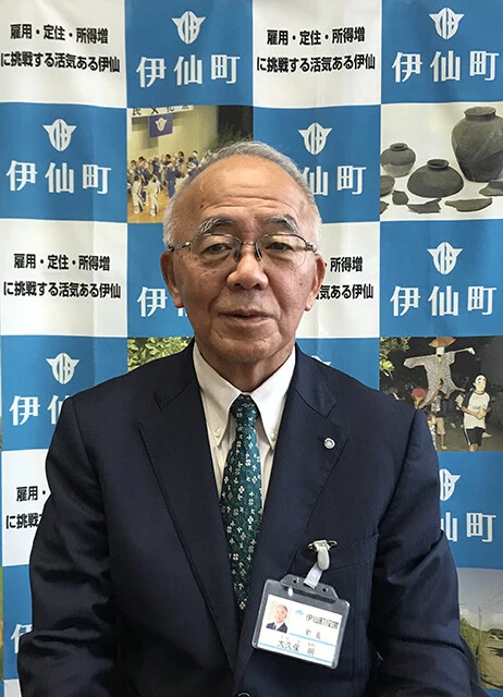 伊仙町の大久保明町長。2001年から同職を務め、現在6期目