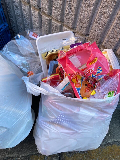 分別してくれたのはありがたいのですが、袋を縛ってもらわないと全部風で飛んじゃいます！