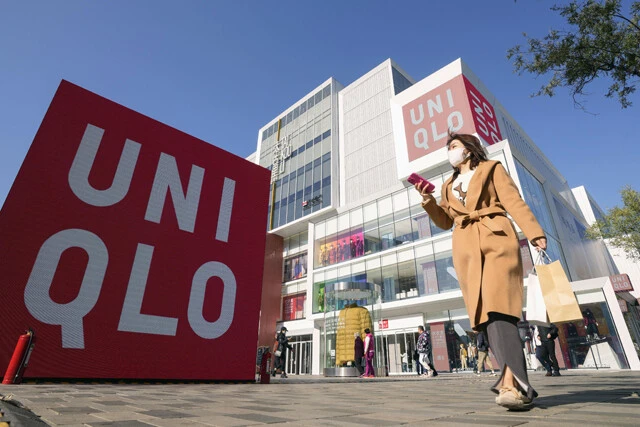 ユニクロを運営するファーストリテイリングは今年1月、大幅な待遇アップを発表した。最大で40%程度の給料アップとなるという