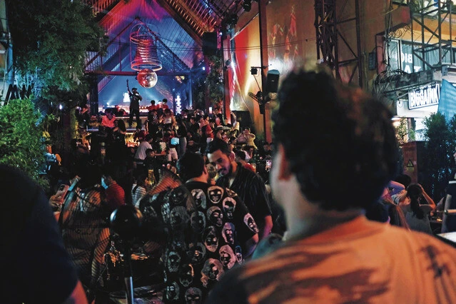 「バックパッカーの聖地」と呼ばれるバンコクのカオサン通り。この通りの脇には、数々の大麻ショップが並んでいた。ちなみにタイでは路上など公共の場で大麻を喫煙するのは法律で禁じられている