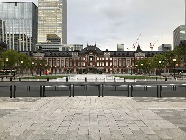 緊急事態宣言中の東京駅。駅北側・大手町エリアにあるオフィス街への配達数は6月に入ってようやく戻ってきた