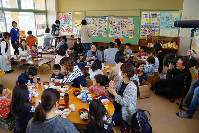 地域ぐるみで子育てをする奈義町の、親と子たちの集いには活気があふれる(写真提供/奈義町役場)
