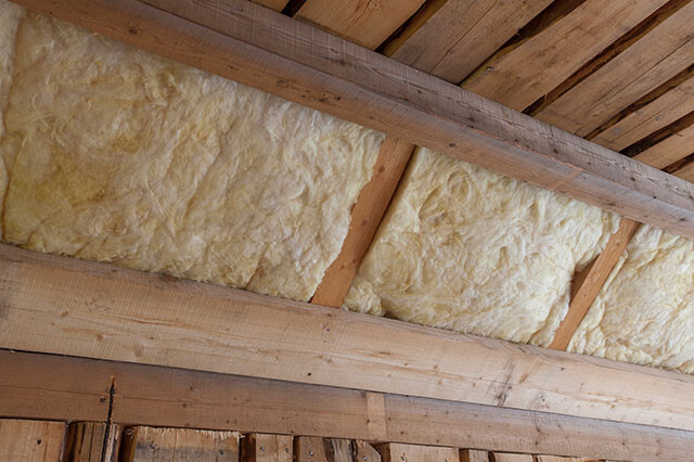 屋根の断熱材は、夏は太陽光の熱を、冬は室内の暖かい空気が逃げるのを防ぐ