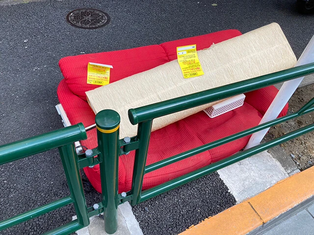 粗大ゴミは申し込みをしないと捨てられません。勝手に捨てても誰が捨てたかなんとなくわかってしまいますので気を付けて!