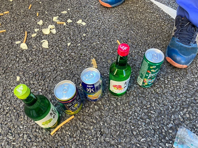 引っ越しで出たゴミ。もったいない＆水分は捨てられないので、中身を処分してから捨てて！