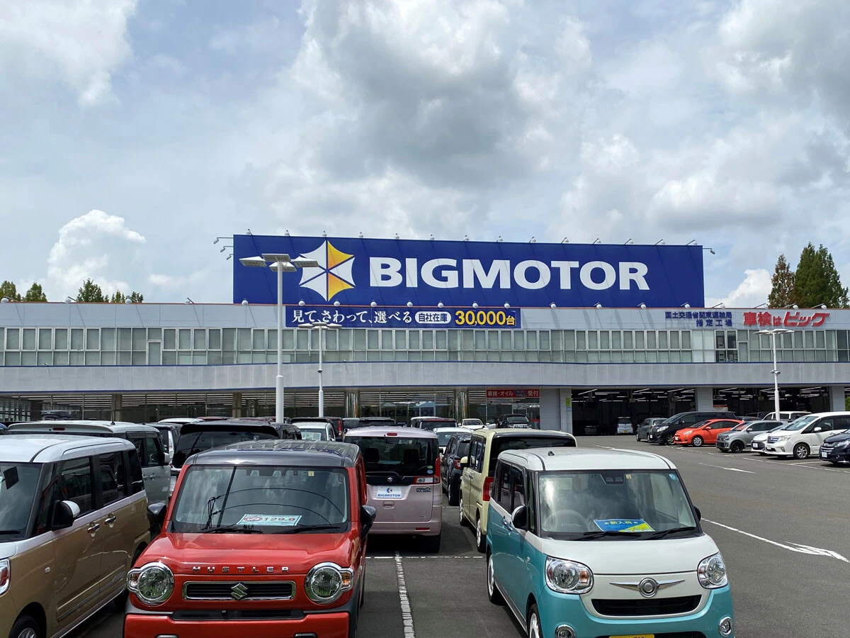 実に122件もの不適切な行為が指摘されている「ビッグモーター多摩店」（東京都多摩市）。“国土交通省関東運輸局指定工場”の文字が目を引く