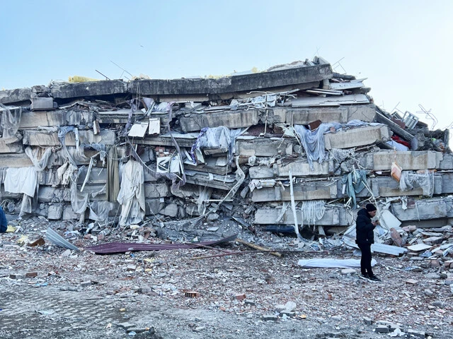 「キラーパルス」と呼ばれる短い周期の揺れが都市部の建物を直撃。各階の天井や床がパンケーキ状に積み重なる「パンケーキクラッシュ」が起きた建物