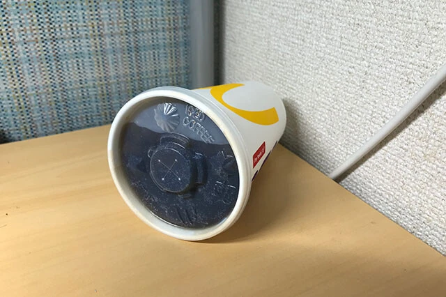 マクドナルドのドリンク用容器は横に倒してもこぼれないフタへと進化