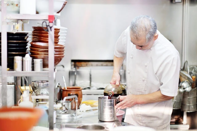 シノギでは食っていけないヤクザの中には、部屋住み時代の食事当番の経験を活かし、料理人として厨房に立つことを選ぶ者も少なくないという