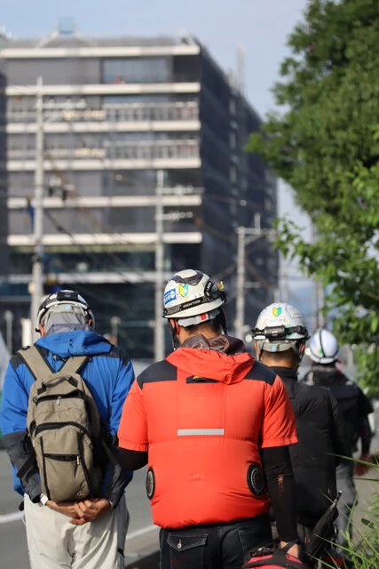 退勤するTSMC工場建設現場の労働者たち。服が膨れているのは、熱中症予防のために小型ファンで風を送り込む仕組みの作業服であるため