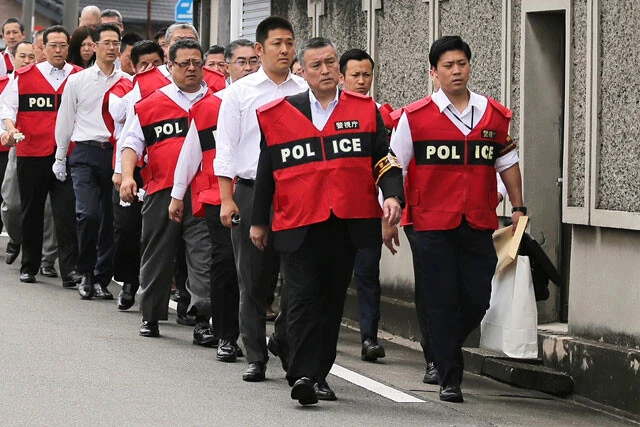2019年6月、指定暴力団山口組弘道会の本部事務所に家宅捜索に入る警視庁の捜査員