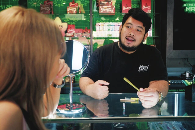 バンコクの繁華街パッポン通りにある大麻専門店では「大麻ソムリエ」が各種大麻の特徴から吸い方まで丁寧に教えてくれる