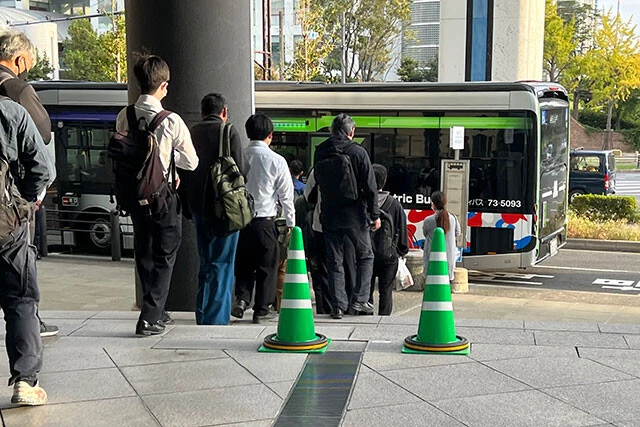 咲洲のモール施設「ATC」に隣接されたシャトルバスの停留所。ここから多くの作業員が建設現場に向かう