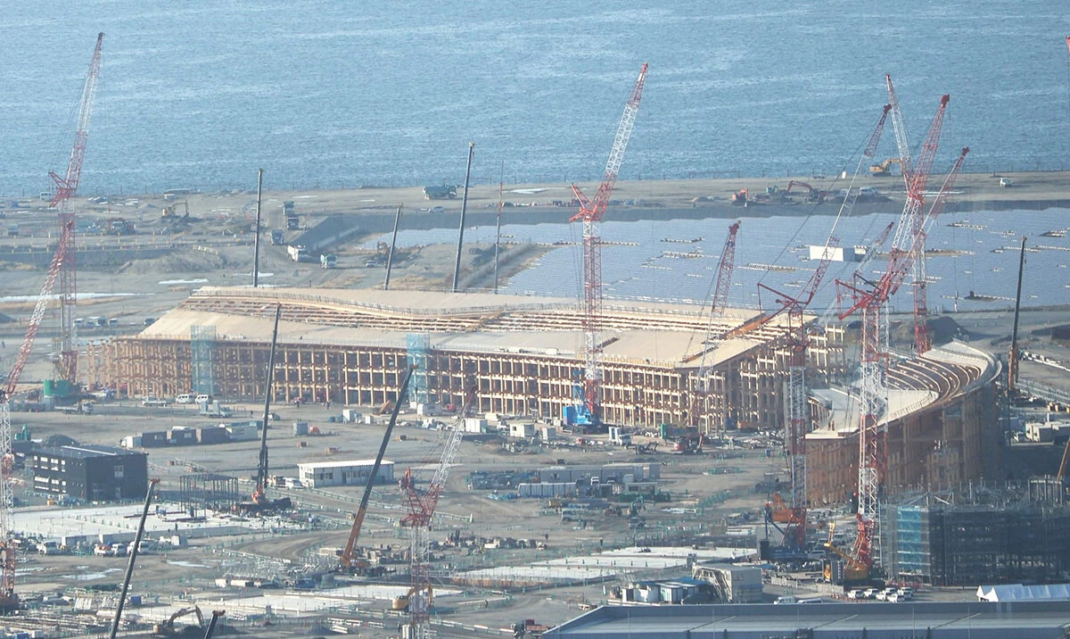 大阪万博のシンボルとなる建造物「大屋根」。高さ約20m（最高）、幅約30m、1周約2㎞に達し、完成すれば世界最大級の木造建築に