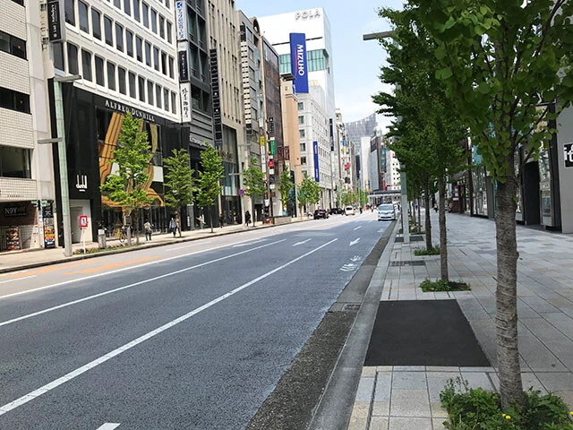 緊急事態宣言中の銀座。現在は観光客などでごった返しているが、当時は閑散として人通りはほとんどなかった