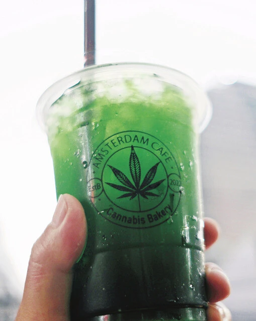 バンコクの通りを歩けば、普通に買える大麻ジュース（約400円）。ただ、なかなかに強烈らしく、これを飲んでいた観光客に話を聞くと「薄いライチのような味で爽やかですが、半分しか飲んでないのにクラクラします」