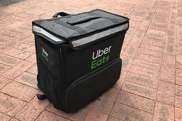 ウーバーイーツ配達員が背負って運ぶ「でかいリュック」