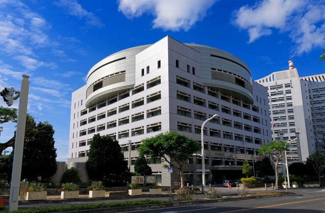 那覇市にある沖縄県警本部。近年は山口組系団体の県内流入にも注視していたとされる