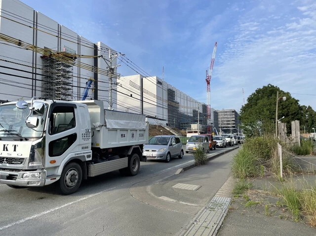 退勤時間、菊陽町名物となりつつある渋滞。工事車両や作業員の自家用車で道路があふれかえる