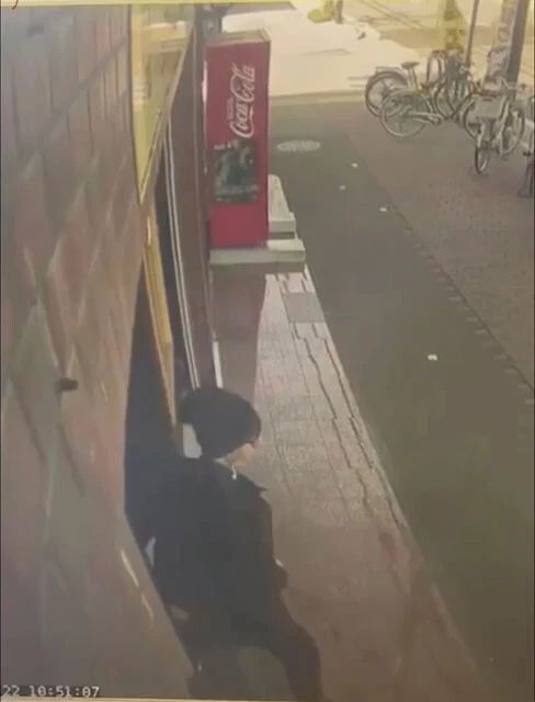 犯行直後に現場を立ち去る犯人と見られる男。すわ抗争激化かと思われたが、杞憂に終わった