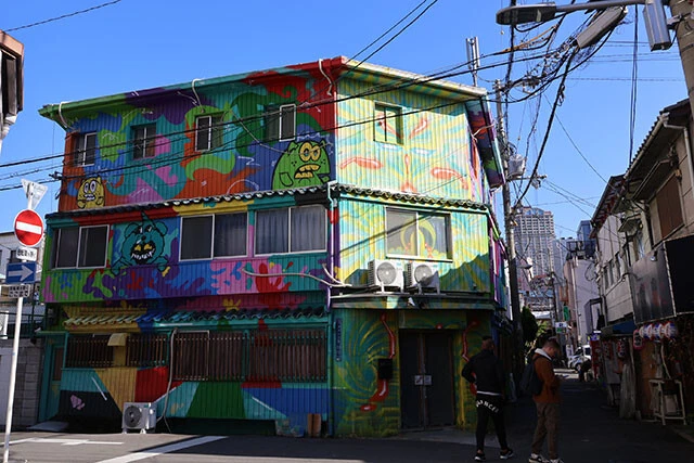 かつての簡易宿所も色を変え、若者向きのシェアハウスとなるところも