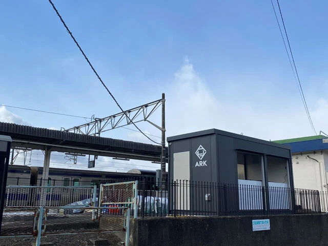 9.99㎡のコンテナ式養殖設備を浪江駅駅舎の横に設置。太陽光と蓄電池を活用することでコスト削減に