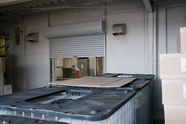 安芸津町で赤ちゃんの遺体を遺棄した19歳の容疑者の職場である水産会社。数人の同僚がいたが、退勤後に声をかけても取材を拒否された