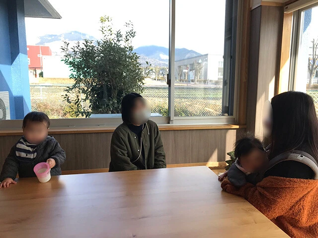 共に3児の母でもある奈義町生まれの大藪さんと中村さん。「奈義で3人きょうだいはフツーよ」と口をそろえる