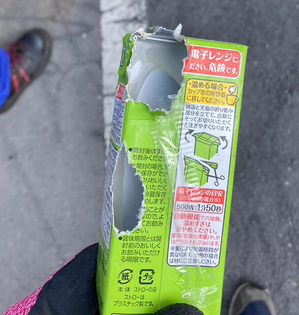 ゴミ集積場でネズミを目撃しました。こんなものまでかじるんですね