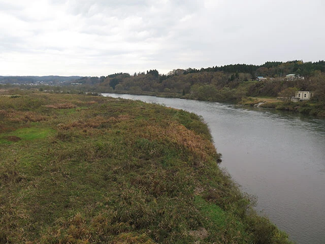 北秋田市鷹巣の近隣にある河川敷。クマが身を隠しながら移動しやすいルートは、こういった場所だとみられている