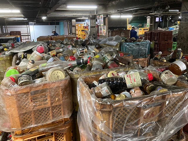 中に液体が入ったままのものは捨てられないので処理場で分別されますが、こんなに大量にあるんです