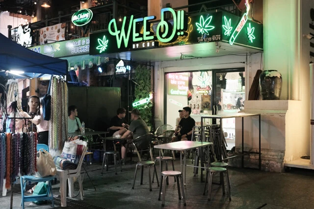 バンコクの繁華街の至る所で大麻ショップを見つけることができる