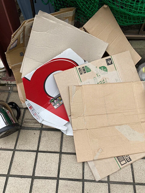 ピザの箱が段ボールと一緒に出されていますが、これはNG!