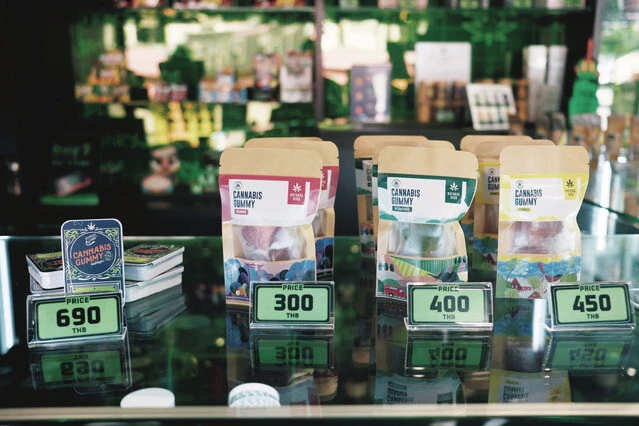 大麻ブラウニー（チョコレートケーキ）、大麻クッキーなど大麻を練り込んだお菓子も多い。写真はすべて大麻グミ