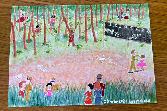 学校の校庭の脇にある草むらや林でコトを済ませるパンパンガールと米兵。林の中にある白いものはすべてコンドーム。朝になると学校の用務員や教師が捨てていたそう