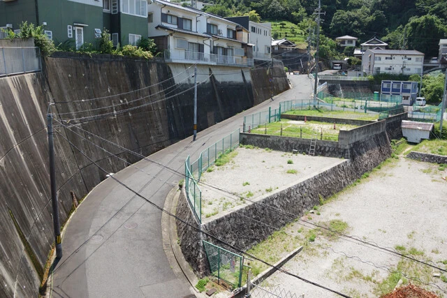 二葉山トンネルの直上の風景。ここには住めないと訴えた住民が、広島高速道路公社から補償金を受け取って立ち退き、更地が広がっている