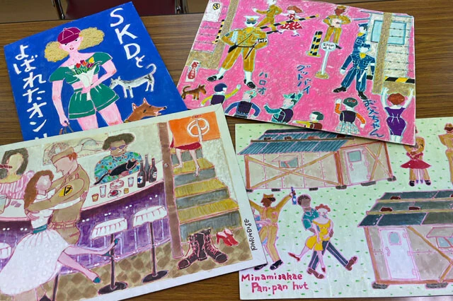 パンパンガールたちを中心に、朝霞の光景を描く田中さん。飲食店で米兵といちゃくつくパンパン（左下）や、変電所の小屋の裏でコトを済ませるパンパン（右下）などのほか、米兵に挨拶する子供たちといった日常も描く