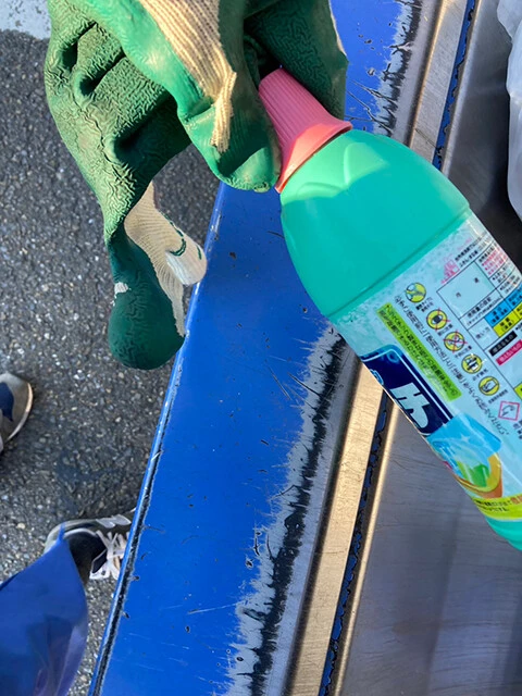 中身が入っていると回転板に挟まれて破裂し、清掃員の目に入る危険があります。中身は出して捨ててください!