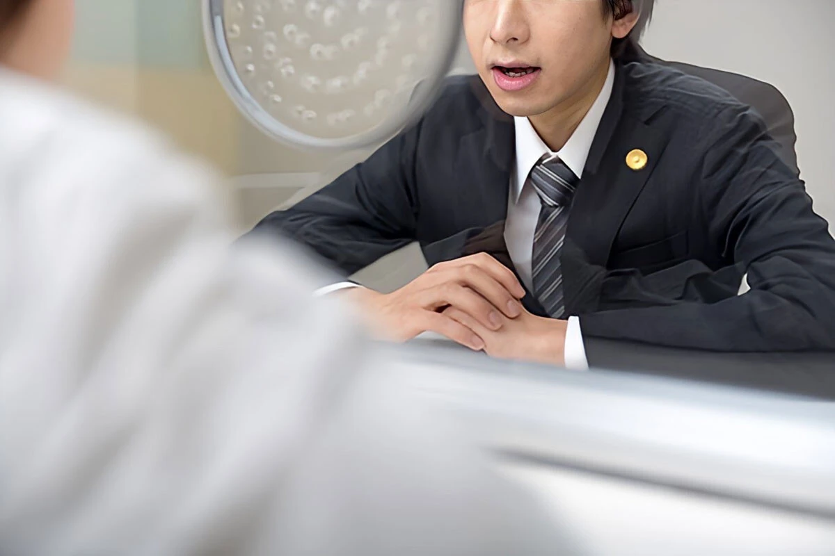 接見禁止となっている容疑者・被告にも、立会人なしで時間の制限なく接見できるのは、弁護士の特権だ