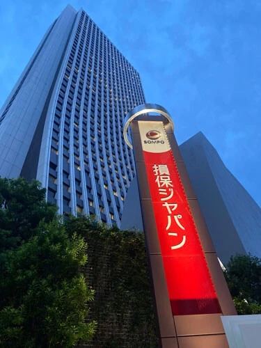 ビッグモーターに37人の出向者を送るなど、蜜月関係が囁かれる損害保険ジャパン。鈴木俊一金融担当大臣は、「ビッグモーター社への出向者に係る事実関係、1社だけ顧客紹介を再開した経緯などについても確認を行なう」としている