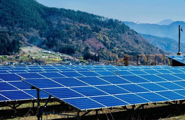 二酸化炭素排出量の大幅削減と産業の成長は、二律背反してしまう点が多いのが現状だ