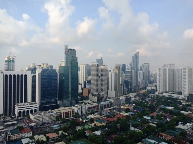 マニラの金融街・マカティ市。急速な経済発展と光の見えない貧困が混在するカオスなフィリピンは、スネに傷を持つ者たちにとっては居心地の良い場所だった