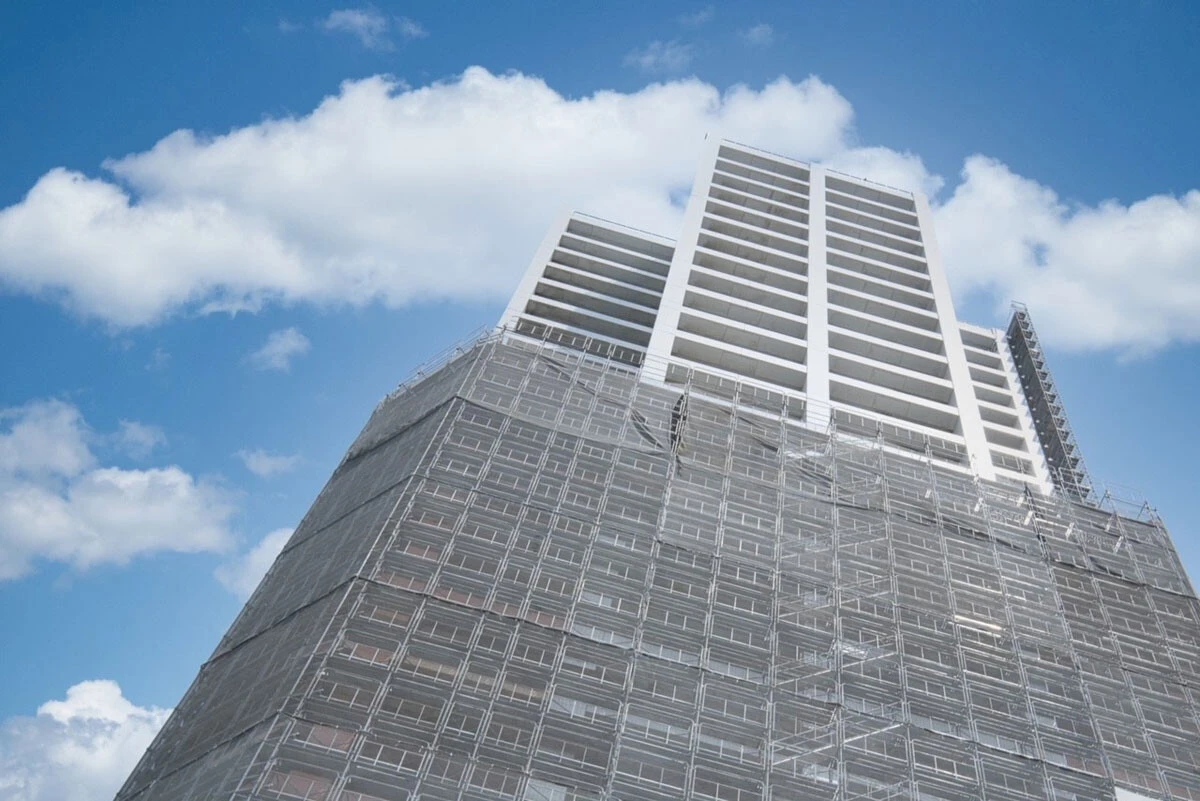 今後、全国で巻き起こると予想される分譲マンションの大規模修繕ラッシュだが、人件費や資材価格が高騰するなか、修繕積立金の金額見直しに迫られる所有者も増加しそうだ